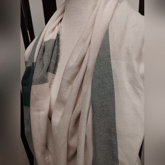 Long rectangular knit scarf - Picture 4 of 6